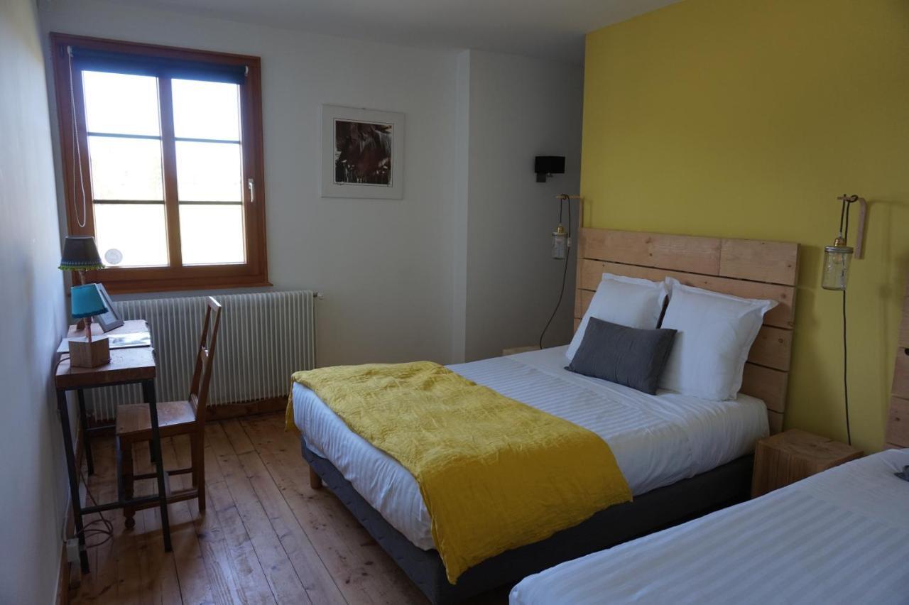 Auberge De La Perdrix Hauterive-la-Fresse エクステリア 写真